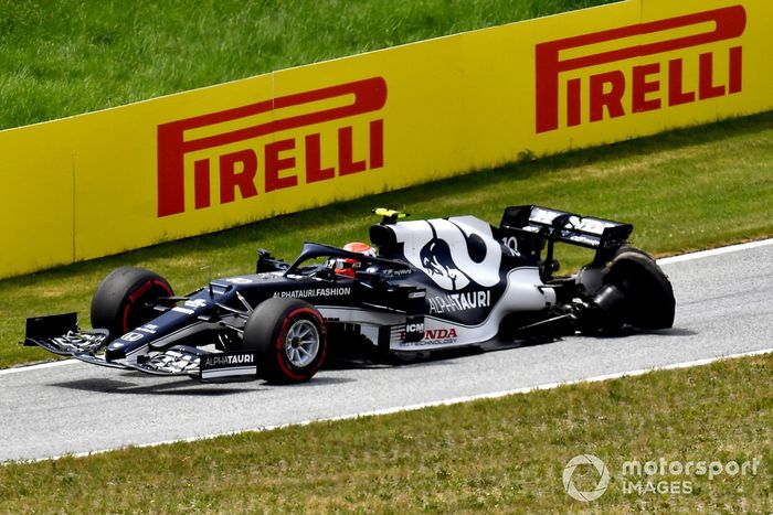 Pierre Gasly, AlphaTauri AT02, vuelve a boxes con su coche dañado