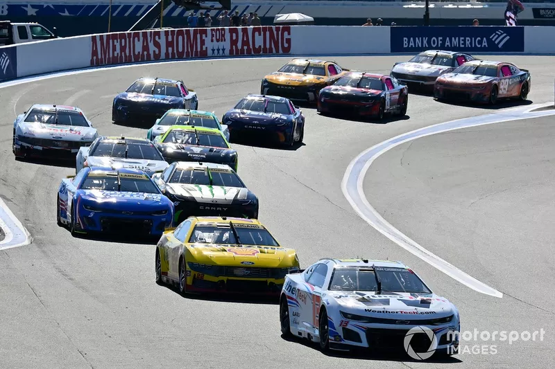 Shane Van Gisbergen, Kaulig Racing, WeatherTech Chevrolet Camaro leads