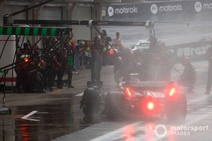 Nico Hulkenberg, Haas VF-24, hace una parada en boxes