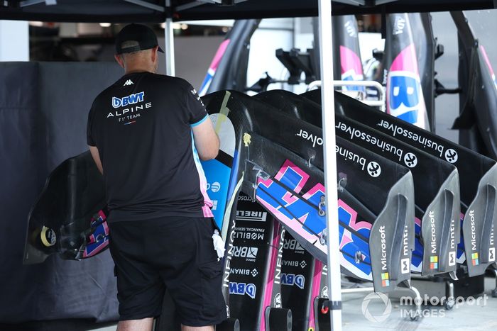 Un miembro del equipo Alpine F1 trabajando