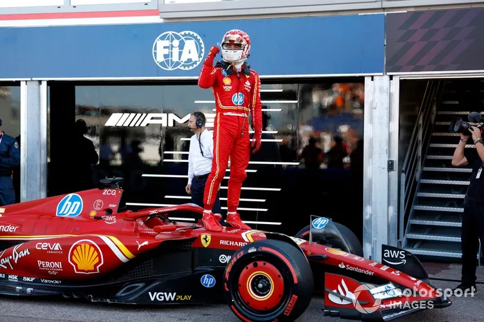 El polaco Charles Leclerc, de la Scuderia Ferrari, celebra su llegada al Parc Ferme