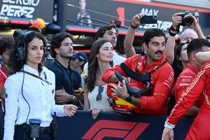 La novia de Carlos Sainz, Rebecca Donaldson, celebra con el equipo Ferrari en Parc Ferme