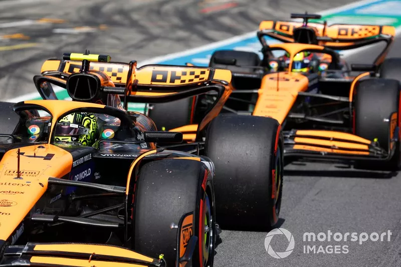 Lando Norris, McLaren MCL38, Oscar Piastri, McLaren MCL38, dans la voie des stands
