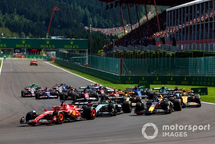 Charles Leclerc, Ferrari SF-24, Lewis Hamilton, Mercedes F1 W15, Sergio Pérez, Red Bull Racing RB20, Lando Norris, McLaren MCL38, Oscar Piastri, McLaren MCL38, el resto de la parrilla en la primera vuelta.