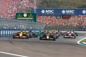 Max Verstappen, Red Bull Racing RB20, Lando Norris, McLaren MCL38, Carlos Sainz, Ferrari SF-24, Charles Leclerc, Ferrari SF-24, Yuki Tsunoda, RB F1 Team VCARB 01, el resto de la parrilla en la salida.