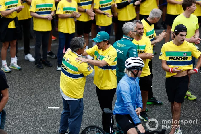 Fernando Alonso, Aston Martin F1 Team, Juan Pablo Montoya antes da corrida em memória de Senna