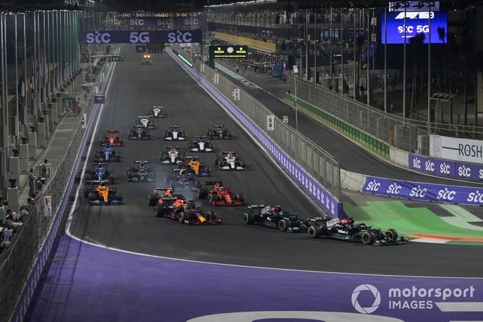 Lewis Hamilton, Mercedes W12, Valtteri Bottas, Mercedes W12, Max Verstappen, Red Bull Racing RB16B, Sergio Pérez, Red Bull Racing RB16B, Charles Leclerc, Ferrari SF21, y el resto de la parrilla al inicio