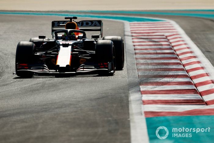 Sergio Pérez, Red Bull Racing RB15 adaptado (muleto) con los Pirelli de 18 pulgadas 