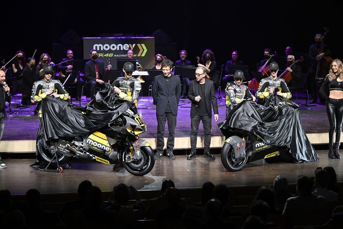 Luca Marini, Marco Bezzecchi, Celestino Vietti, Niccolo Antonelli, VR46 Racing Team con Valentino Rossi, propietario de VR46 Racing Team
