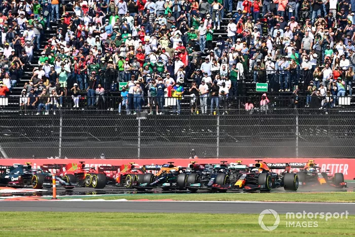 Max Verstappen, Red Bull Racing RB16B, Lewis Hamilton, Mercedes W12, y Sergio Pérez, Red Bull Racing RB16B, mientras Valtteri Bottas, Mercedes W12, hace un trompo