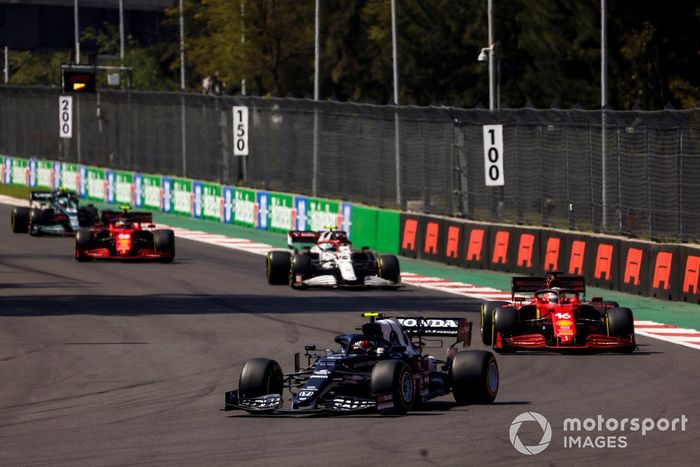 Pierre Gasly, AlphaTauri AT02, Charles Leclerc, Ferrari SF21 , y Antonio Giovinazzi, Alfa Romeo Racing C41