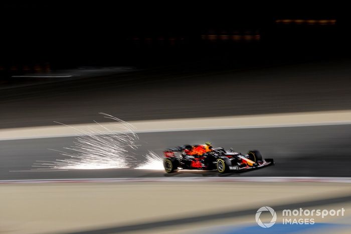 Alex Albon, Red Bull Racing RB16 sacando chispas