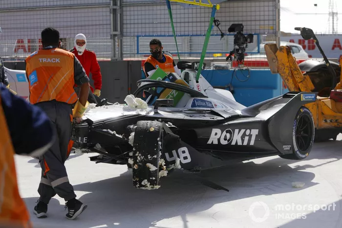 Los comisarios retiran el coche de Edoardo Mortara, Venturi Racing, Silver Arrow 02 tras el accidente