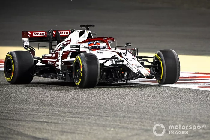 Kimi Raikkonen, Alfa Romeo Racing C41, pierde el alerón delantero