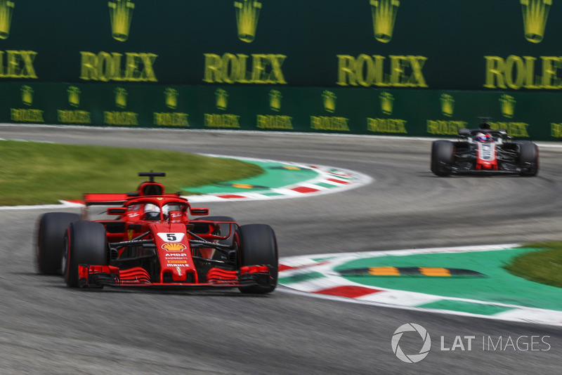 Sebastian Vettel, Ferrari SF71H ve Romain Grosjean, Haas F1 Team VF-18