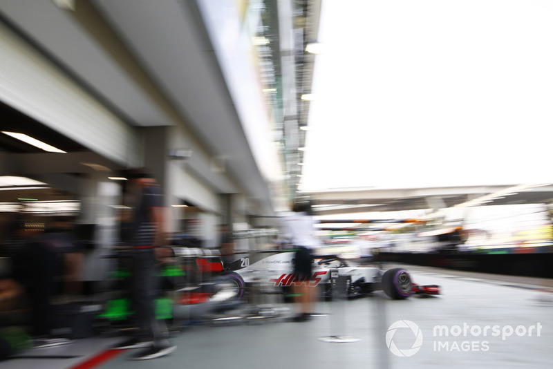 Kevin Magnussen, Haas F1 Team VF-18, sort du garage