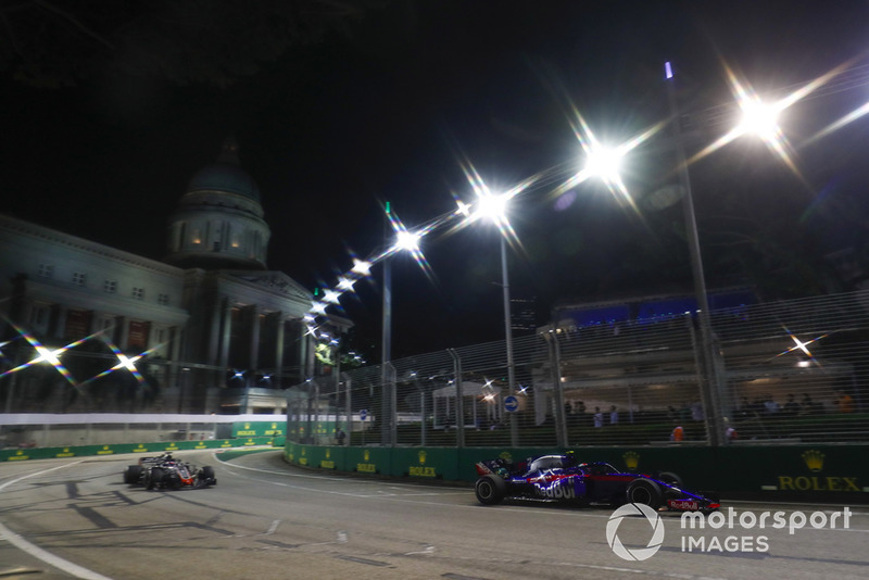 Pierre Gasly, Scuderia Toro Rosso STR13, leads Romain Grosjean, Haas F1 Team VF-18