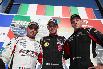 Podio Gara 1: il secondo classificato Simone Iaquinta, Ombra Racing, il vincitore della gara Gianmarco Quaresmini, Dinamic Motorsport, il terzo classificato Luca Segu, Ghinzani Arco Motorsport
