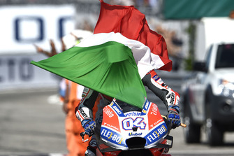 Le vainqueur Andrea Dovizioso, Ducati Team avec le drapeau italien