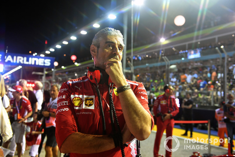 Maurizio Arrivabene, szef zespołu Ferrari, na polach startowych