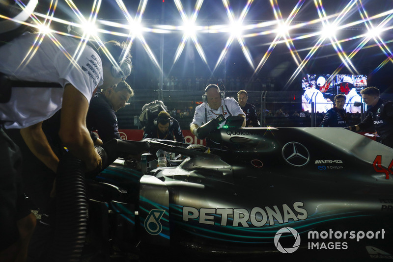 Engineers prepare the car of Lewis Hamilton, Mercedes AMG F1 W09 EQ Power+, on the grid