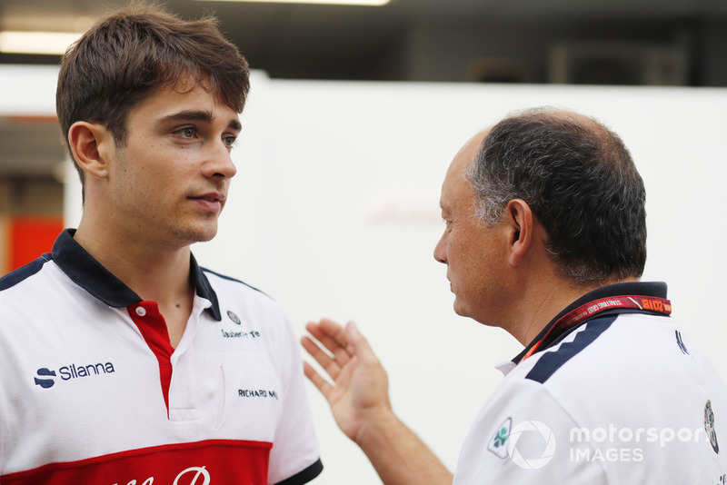 Charles Leclerc, Sauber, parla con Frederic Vasseur, Team Principal, Alfa Romeo Sauber F1 Team
