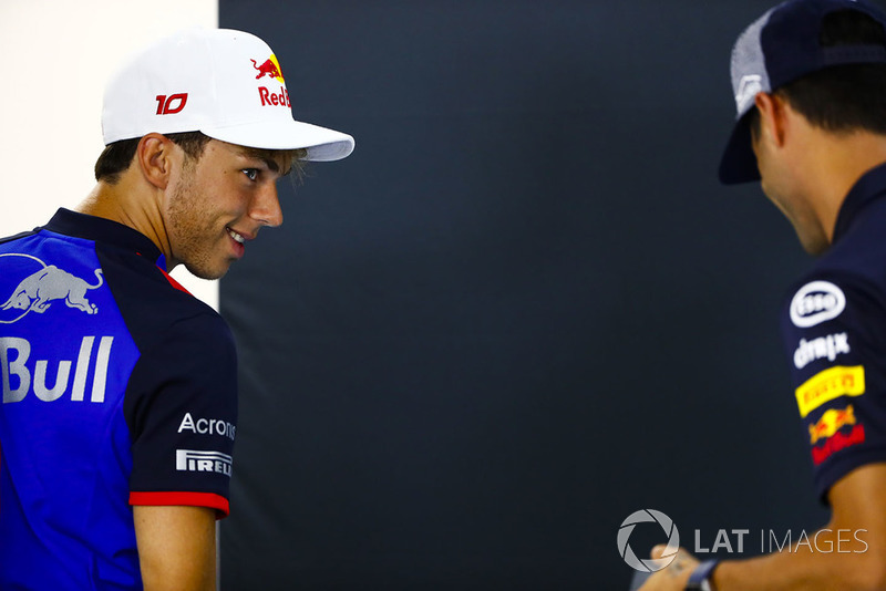 Pierre Gasly, Toro Rosso, y Daniel Ricciardo, Red Bull Racing