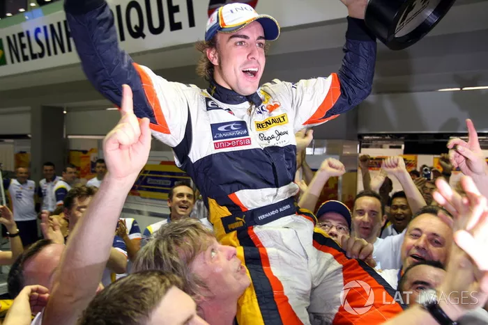 Fernando Alonso, Renault F1 Team fête la victoire avec son équipe