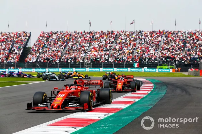 Charles Leclerc, Ferrari SF90 y Sebastian Vettel, Ferrari SF90 al incio