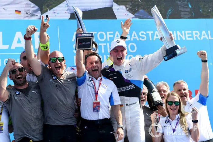 Roger Griffiths, Director del equipo, BMW i Andretti Motorsports, Maximilian Günther, BMW i Andretti Motorsports celebra la victoria con el equipo en el podio