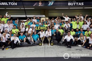 Lewis Hamilton, Mercedes AMG F1, Valtteri Bottas, Mercedes AMG F1, Toto Wolff, teambaas, Mercedes AMG, en het gehele team vieren de overwinning en het behalen van beide kampioenschappen