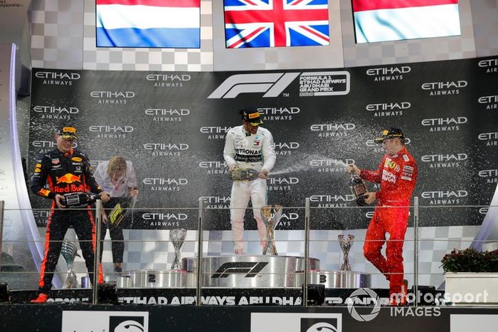 Podio: segundo lugar Max Verstappen, Red Bull Racing, ganador de la carrera Lewis Hamilton, Mercedes AMG F1, y el tercer lugar Charles Leclerc, Ferrari