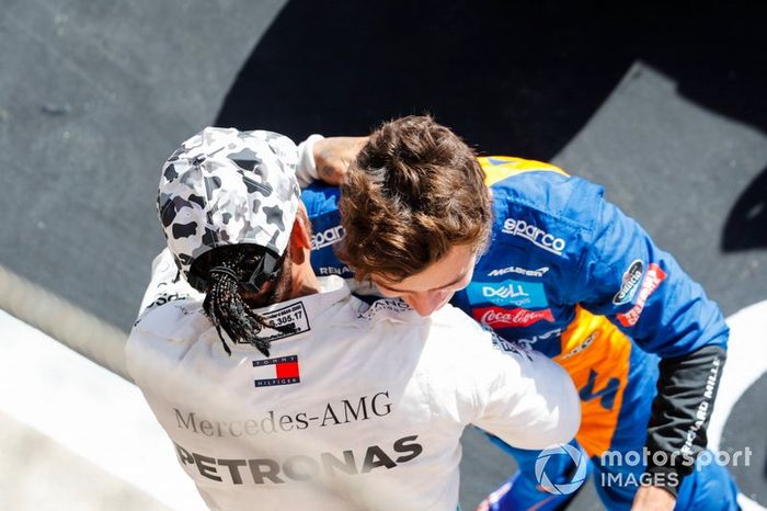 Lewis Hamilton, Mercedes AMG F1, celebra su sexto campeonato mundial en parc ferme, y es felicitado por Lando Norris, McLaren 