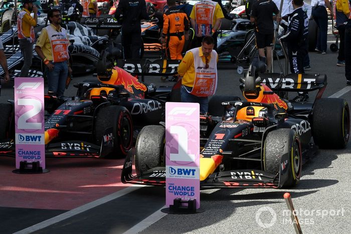 Los coches de Sergio Pérez, Red Bull Racing RB18, 2ª posición, Max Verstappen, Red Bull Racing RB18, 1ª posición, en Parc Ferme 
