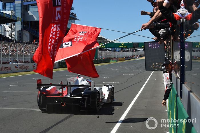 #8 Toyota Gazoo Racing Toyota GR010 Hybrid de Sébastien Buemi, Brendon Hartley, Ryo Hirakawa gana