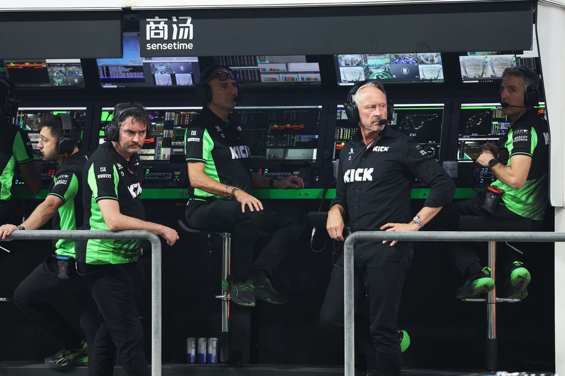 Jonathan Wheatley, director del equipo Stake F1 Team Kick Sauber, y James Key, director técnico del equipo Stake F1 Team Kick Sauber, observan desde el muro de boxes durante la sesión de clasificación.