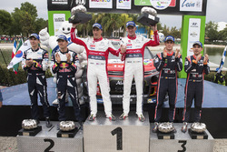 Подіум: переможці Кріс Мік, Пол Нейгл, Citroën World Rally Team, друге місце Себастьян Ож'є, Жюльєн