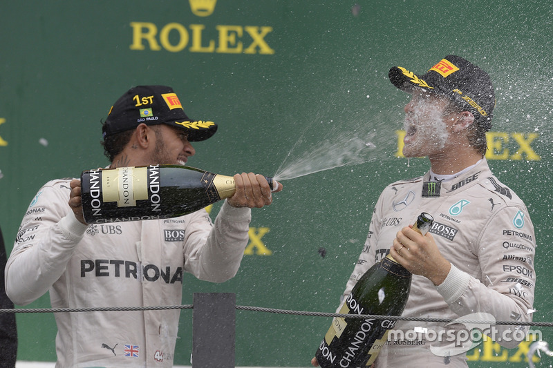 Podium: racewinnaar Lewis Hamilton, Mercedes AMG F1, Nico Rosberg, Mercedes AMG F1