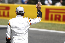 Fernando Alonso, McLaren, salue ses fans