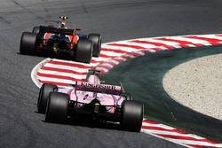 Stoffel Vandoorne, McLaren MCL32, Sergio Perez, Sahara Force India F1 VJM10