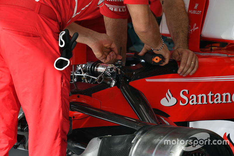 Механики Ferrari меняют настройки передней подвески SF70H