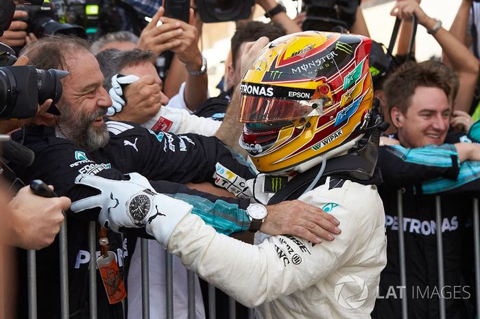 Race winner Lewis Hamilton, Mercedes AMG F1 with his team