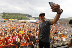 Temporada 2017 F1-belgian-gp-2017-stoffel-vandoorne-mclaren-takes-a-photo-of-himself-with-the-crowd-behin