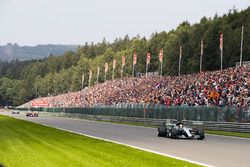 Lewis Hamilton, Mercedes AMG F1 W08, Sebastian Vettel, Ferrari SF70H