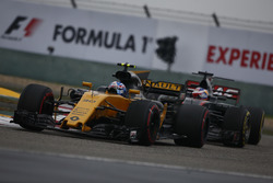 Jolyon Palmer, Renault Sport F1 Team RS17, devant Romain Grosjean, Haas F1 Team VF-17