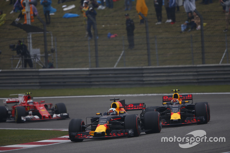 Daniel Ricciardo, Red Bull Racing RB13; Max Verstappen, Red Bull Racing RB13; Kimi Räikkönen, Ferrar