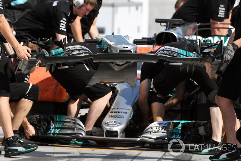 Заміна переднього антикрила на Mercedes-Benz F1 W08
