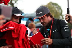 Fernando Alonso, McLaren firma de autógrafos para los fans