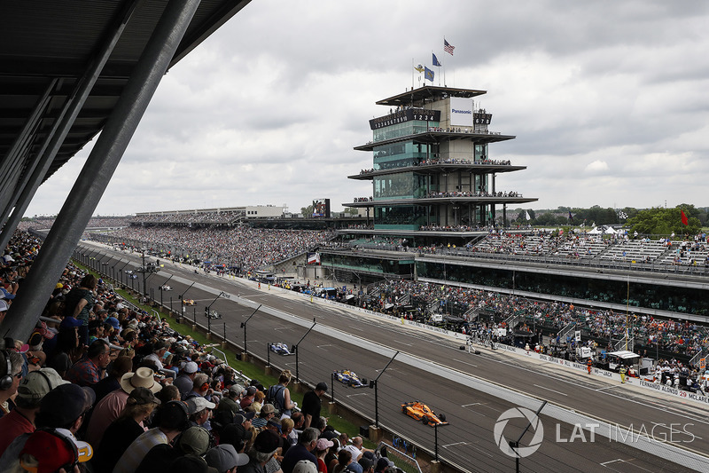 Fernando Alonso, McLaren-Honda-Andretti Honda in the lead