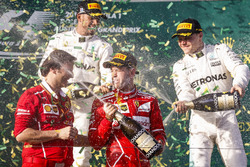 Подиум: победитель Себастьян Феттель, Ferrari, обладатель второго места Льюис Хэмилтон, Mercedes AMG
